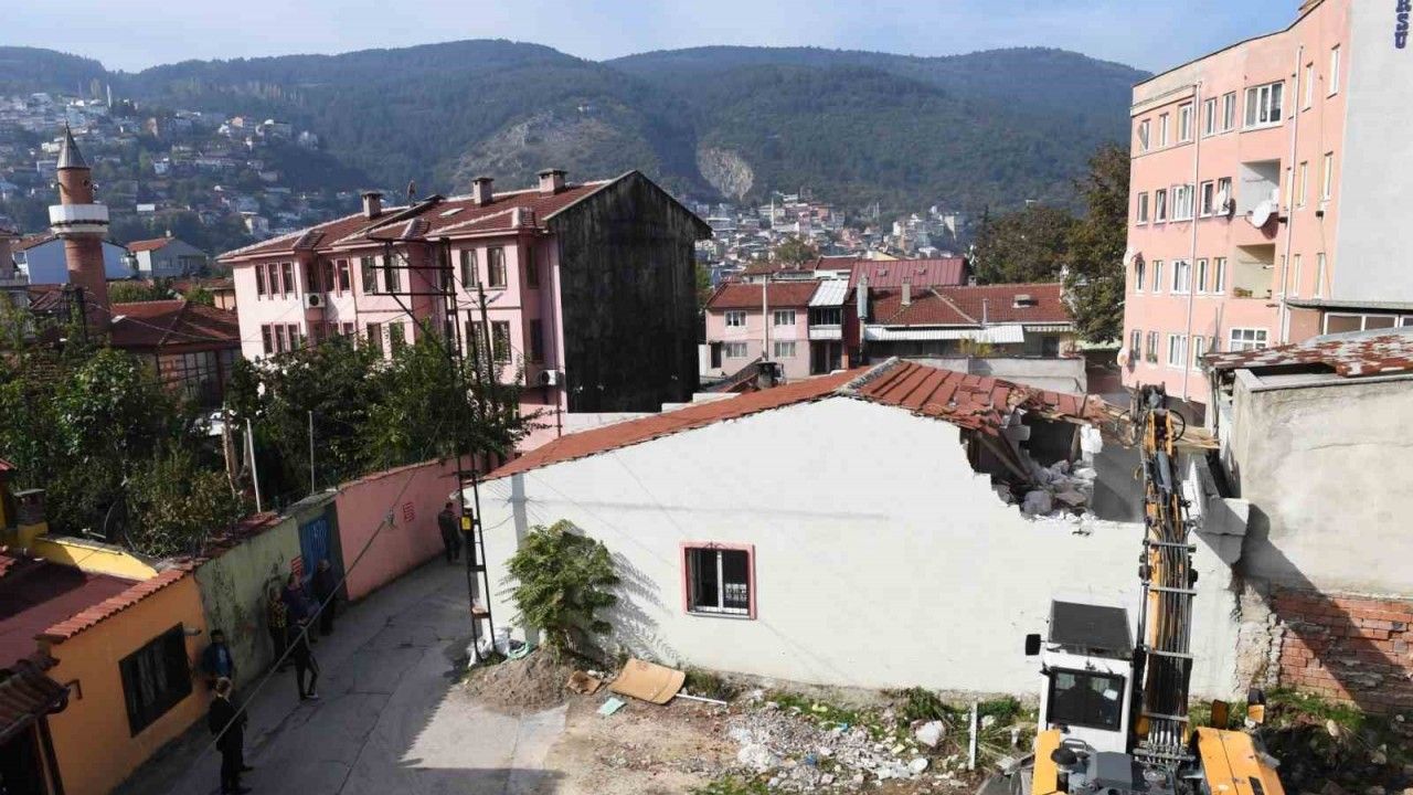 Osmangazi’de tarihi koruyan yıkım