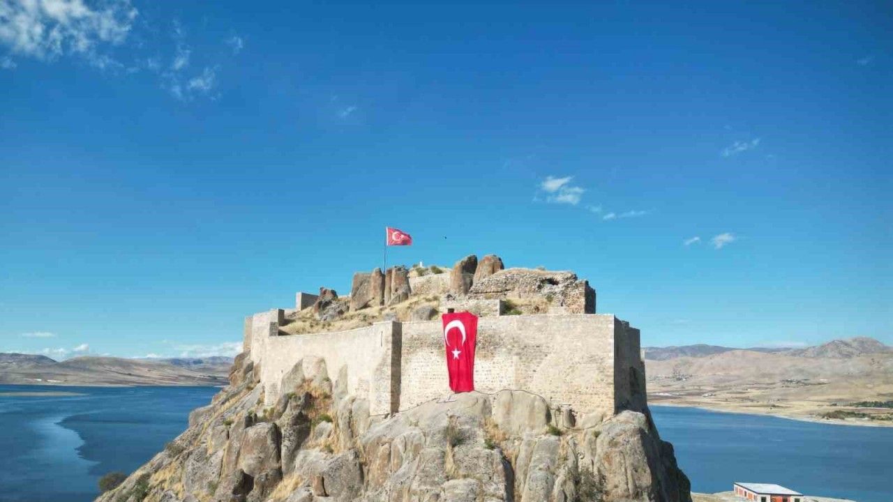 Tarihi kalenin surlarına dev Türk bayrağı asıldı