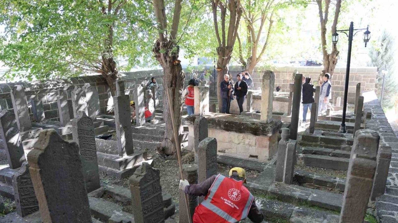 Tarihi mezar taşları kimliklendirme çalışmalarına başlandı