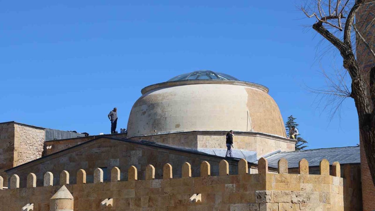Cacabey Medresesi’nde Kubbe Onarımı