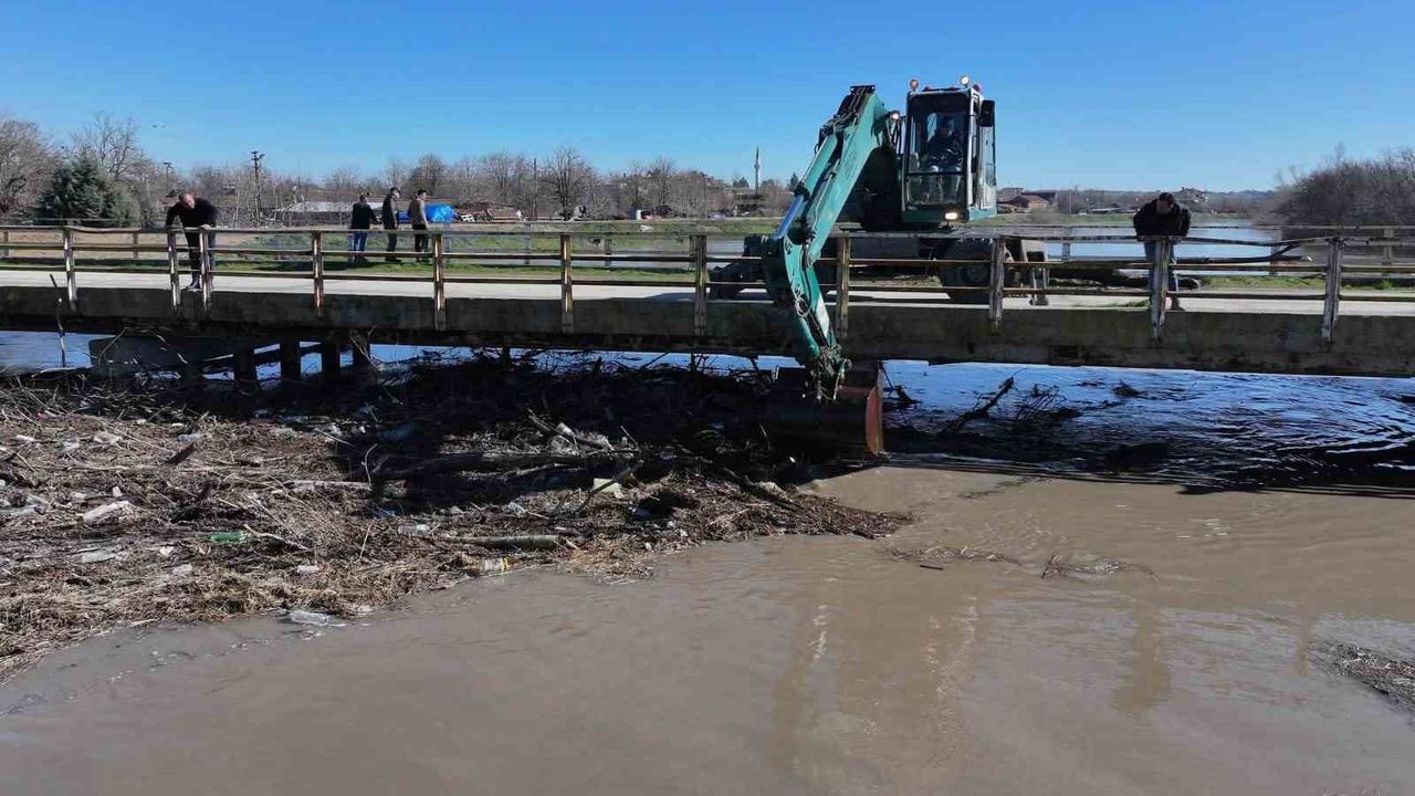 Tarihi köprünün gözleri açılıyor