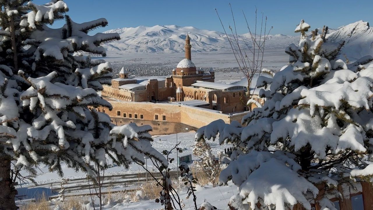 Tarihi Saray Bu Yıl Beyaza Doydu