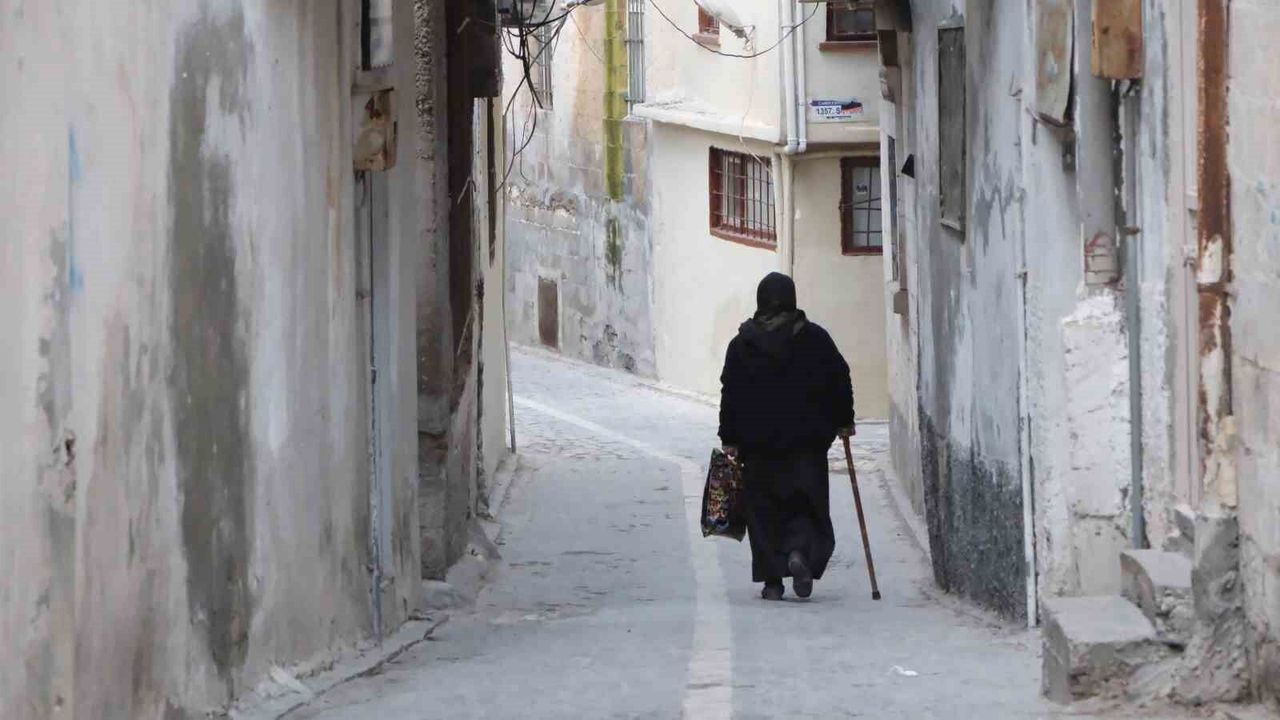 Urfa'nın 275 Tarihi Sokağına Işık