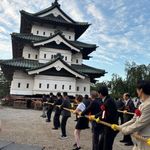 Japonya'da 400 tonluk tarihi kaleyi bin kişi halatlarla taşıdı
