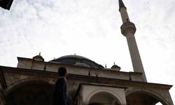 Asırlara meydan okuyan cami hem minaresinin eğikliği hem de fevkani tarzıyla dikkat çekiyor