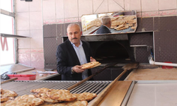 Muhtar Olamadı Kendini Şiire Verdi