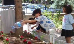 Asırlık Mezara Öğrencilerden Vefalı Dokunuş