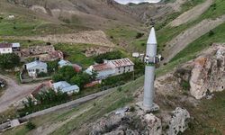 Görenler Dönüp Bir Kez Daha Bakıyor