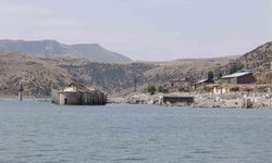 Karakurt Baraj Gölü’nde sular çekildi, tarihi köy yeniden ortaya çıktı