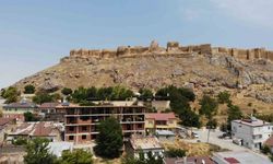 Tarihi Bayburt Kalesi’nin önünde yükselen binaya tepki