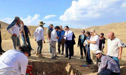 Vali Karakaya, kazı alanında incelemelerde bulundu
