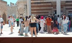 Tarihi camiye uygunsuz kıyafetlerle girilmesi tepki topladı