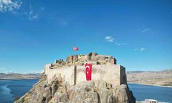 Tarihi kalenin surlarına dev Türk bayrağı asıldı