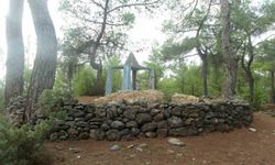 300 yıllık türbe kaçak kazıyla delik deşik edildi