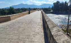 İlk Roma köprüsüne sprey boyayla yazılama yapıldı