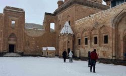 Beyazlar İçinde İshak Paşa Sarayı !