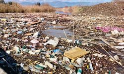 Tarihi Taşköprü yıkılmasın, plastikler denize ulaşmasın