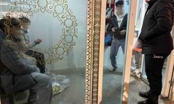 Minibüs durağını kirleten gençler hatalarını anlayınca yerleri temizlediler