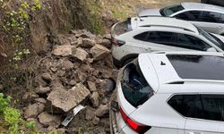 Ordu'da tarihi evin istinat duvarı araçların üzerine devrildi