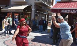 Edirne'de turistler romanların kakava davetine ortak oldu