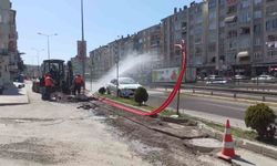 Kazı yaparken su borusu patladı, tazyikli su caddeyi esir aldı