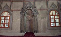 Sosyal medyada gündeme gelmişti, tarihi mihrabına çakılan floresan lamba söküldü