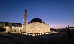 Van semalarında hilal Ay ve Mars, tarihi camilerle aynı karede