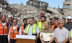 Gazze'de 6 katlı binanın enkazındaki 150 cenaze için 'tek' iş makinesiyle arama başlatıldı