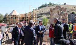 Kemah Sultan Melik Türbesi'ndeki restorasyon çalışmaları incelendi