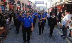 Turistler, tarihi caddede gönüllerince eğlendi