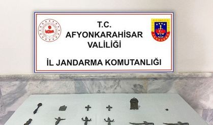 Arazisinde Bulduğu Tarihi Eserleri Jandarmaya Teslim Etti