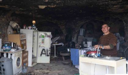 Depremin Ardından Yaşamını Mağarada Sürdürüyor