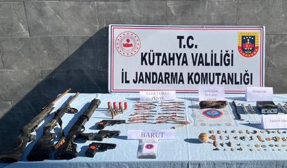 Tarihi Eserler ve Patlayıcı Madde Ele Geçirildi