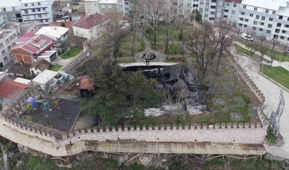 Tarihi Kale Alevlere Teslim Oldu