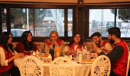 Anne Eliyle İftar Sofrasında Buluştular