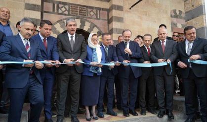 Depremde Hasar Alan Cami İbadete Açıldı
