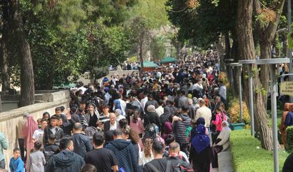 Balıklıgöl Ziyaretçi Akınına Uğradı