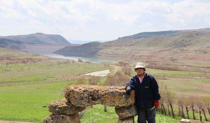 Baraj Manzaralı Asırlık Musalla Taşı
