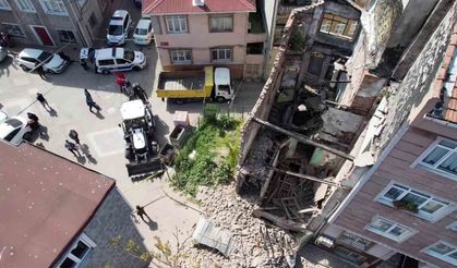 Depremde Hasar Alan Bina Yıkıldı
