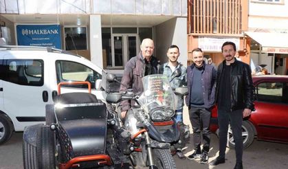 Motosikletiyle Çocuklara Kalem Taşıyor