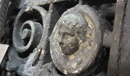 Antika avcıları ve papazlar, bu kapının peşinde