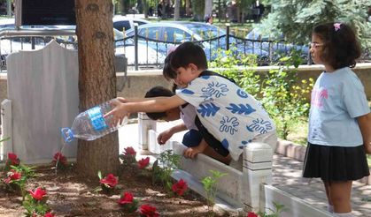Asırlık Mezara Öğrencilerden Vefalı Dokunuş