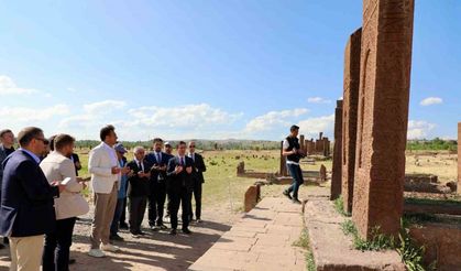 Bitlis Valisi Karakaya, Selçuklu Mezarlığında İncelemelerde Bulundu