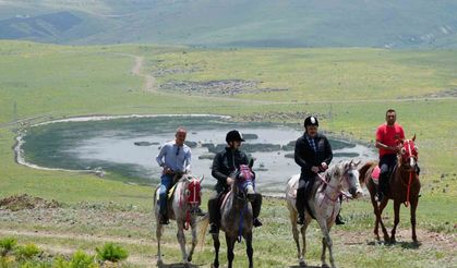 Tarihi Tabyalara At ve Bisikletlerle Ulaştılar, Zirveden Paraşütle Atladılar