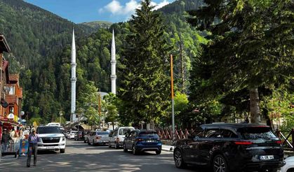Uzungöl’de bayram yoğunluğu: Binlerce turist akın etti