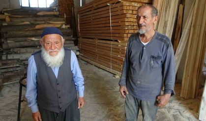 93 yaşındaki marangoz ustası ağaçlara şekil veriyor