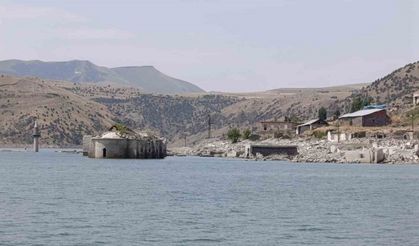 Karakurt Baraj Gölü’nde sular çekildi, tarihi köy yeniden ortaya çıktı