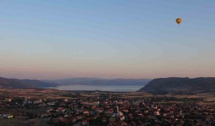 Salda Gölün'de hava balonları ve triatlonlar