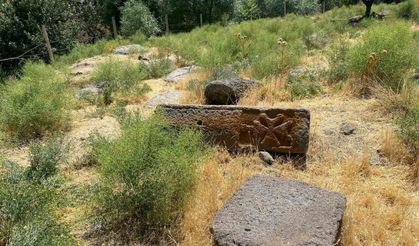 Tarihi mezarlık definecilerin hedefi oldu