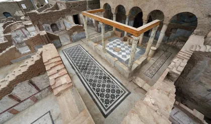 Efes'in simge yapılarından Yamaçevler restorasyonda